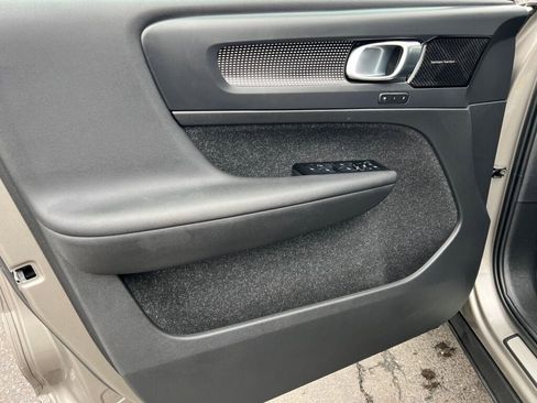 Used 2022 Volvo XC40 T5 R-Design w/ Advanced Package image 9