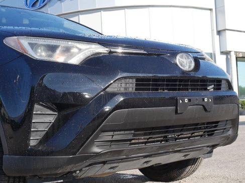 Used 2018 Toyota RAV4 LE FWD image 3