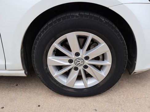 Used 2016 Volkswagen Golf 4-Door FWD image 9