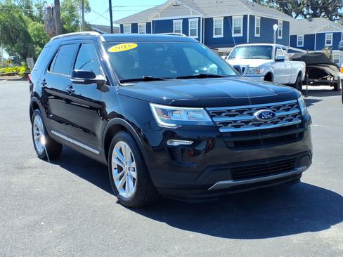 Used 2018 Ford Explorer XLT w/ Equipment Group 202A FWD image 2