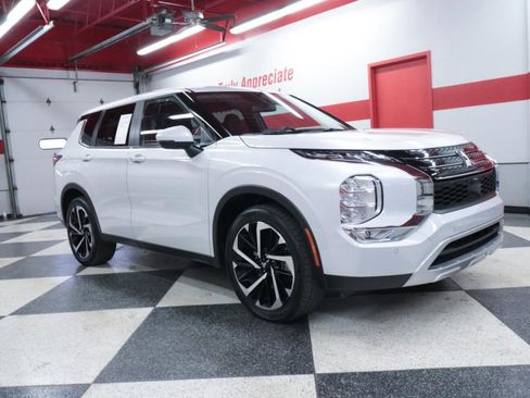 Used 2024 Mitsubishi Outlander SE image 2