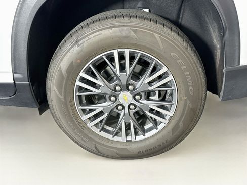 Used 2025 Chevrolet Traverse LT FWD image 11