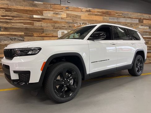 New 2025 Jeep Grand Cherokee L Altitude image 13