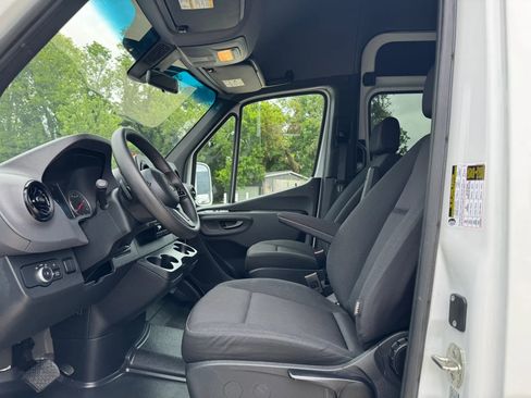 Used 2024 Mercedes-Benz Sprinter 2500 image 9