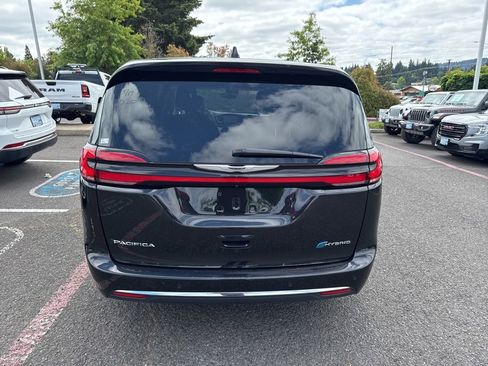 Used 2023 Chrysler Pacifica Touring-L FWD image 8