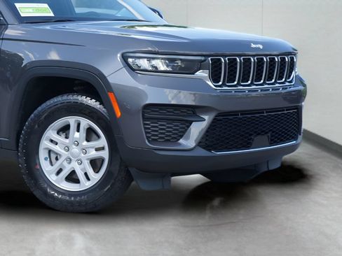 Used 2024 Jeep Grand Cherokee Laredo AWD/4WD image 3