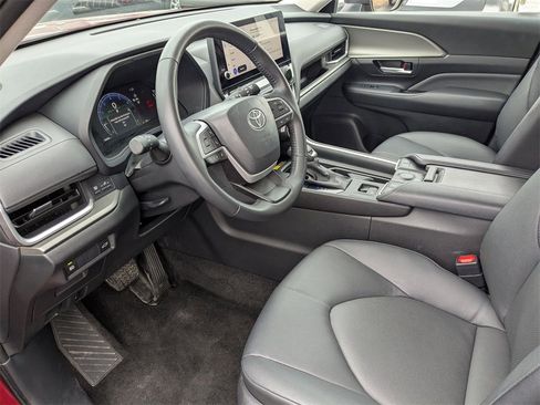 Used 2025 Toyota Grand Highlander AWD image 17