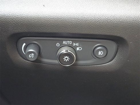 Used 2021 Chevrolet Traverse LT image 24