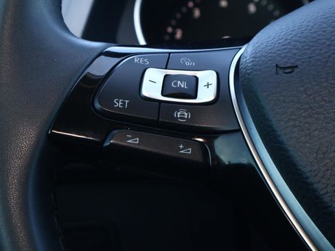 Used 2020 Volkswagen Tiguan SE image 23