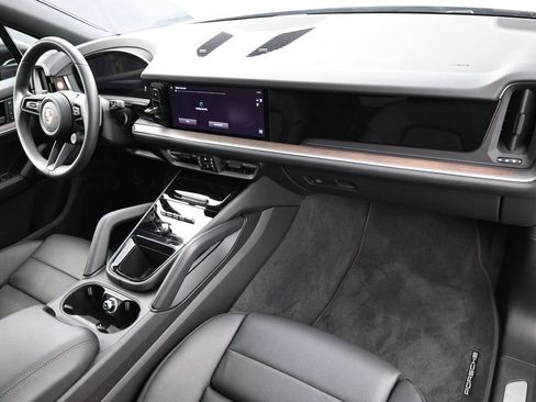 Certified 2025 Porsche Cayenne AWD/4WD image 28