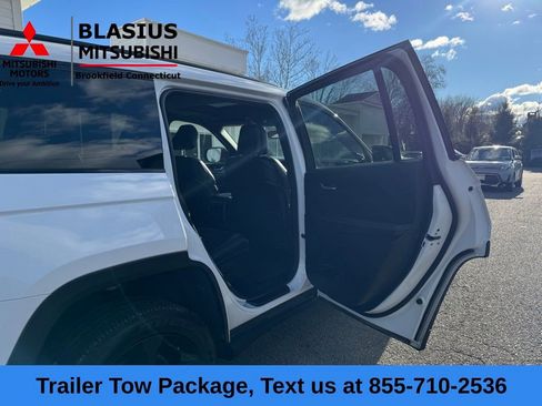 Used 2024 Jeep Grand Cherokee L Altitude image 11