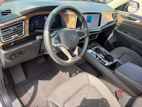 Certified 2024 Volkswagen Atlas SE w/ Panoramic Sunroof Package AWD/4WD image 8