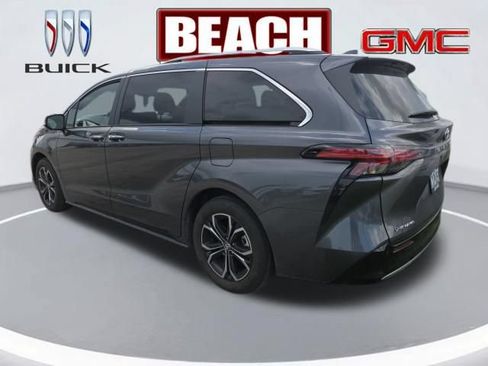 Used 2025 Toyota Sienna Platinum AWD/4WD image 3