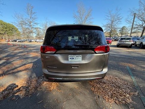 Used 2017 Chrysler Pacifica Touring-L Plus w/ Tire & Wheel Group image 19