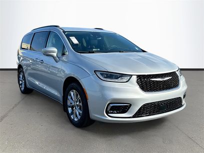 Used 2022 Chrysler Pacifica Touring-L w/ Uconnect Theater Family Group