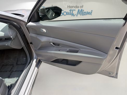 Used 2021 Hyundai Elantra SE FWD image 32