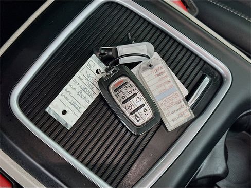 Used 2024 Chrysler Pacifica Touring-L image 36