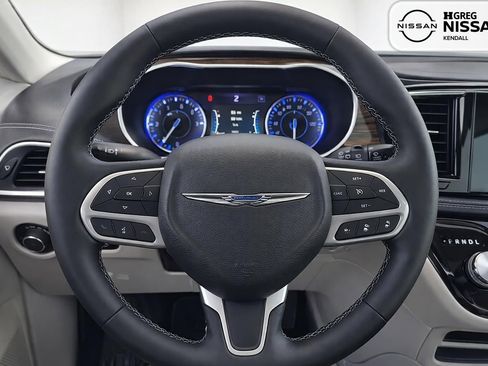 Used 2023 Chrysler Pacifica Limited FWD image 8