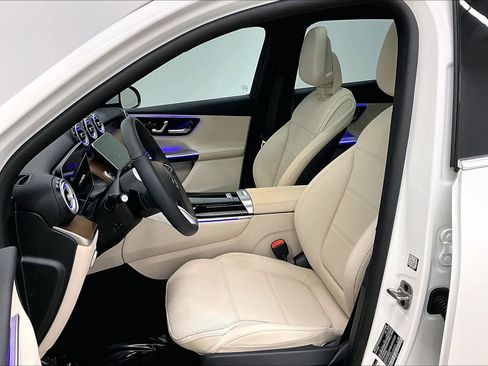 Used 2025 Mercedes-Benz GLC 300 4MATIC image 8