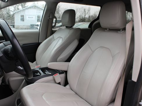 Used 2017 Chrysler Pacifica Touring-L image 14