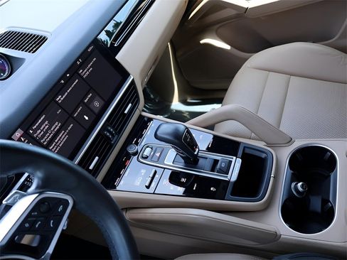Used 2021 Porsche Cayenne Base image 20