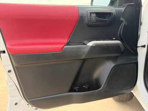 Used 2016 Toyota Tacoma SR5 w/ Towing Package image 9