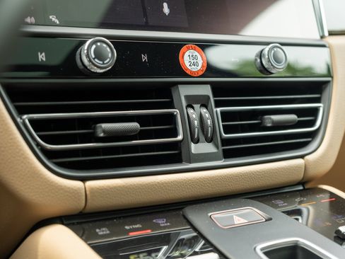 Certified 2023 Porsche Macan AWD/4WD image 29