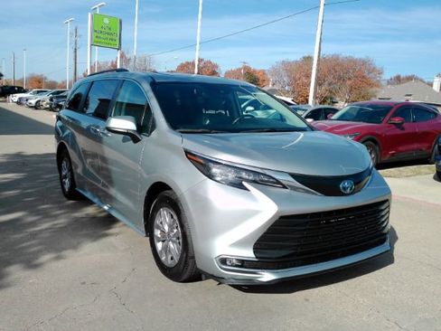 Used 2024 Toyota Sienna XLE image 4
