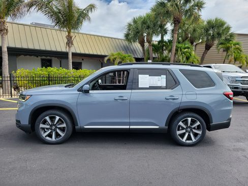 Used 2025 Honda Pilot Touring image 9