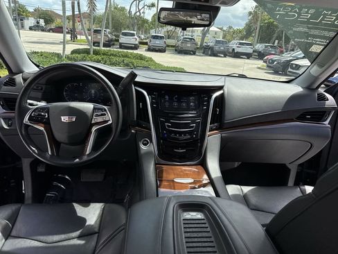 Used 2020 Cadillac Escalade Luxury AWD/4WD image 36