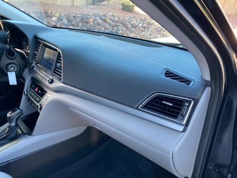 Used 2017 Hyundai Elantra SE image 46