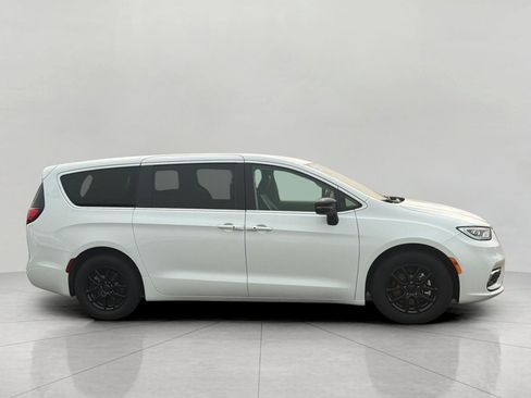 Used 2024 Chrysler Pacifica Touring-L FWD image 10