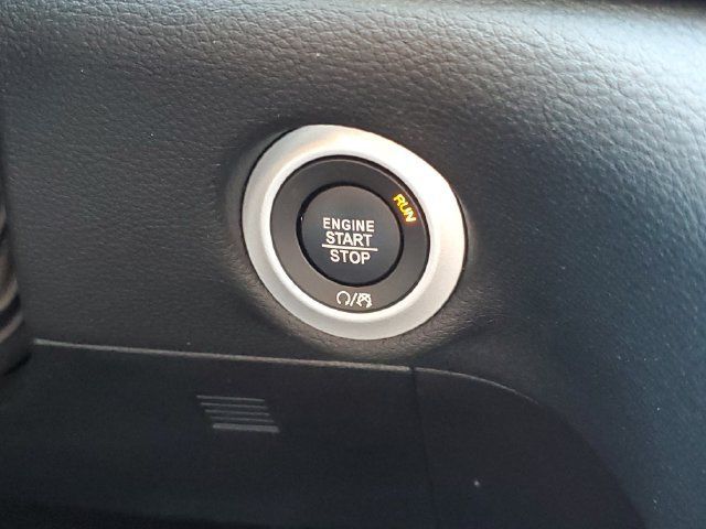 Used 2025 Chrysler Pacifica Select FWD image 24