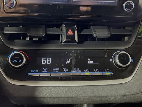 Used 2020 Toyota Corolla LE image 25