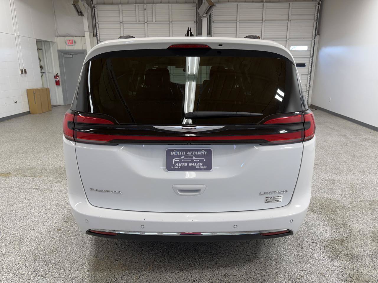 Used 2023 Chrysler Pacifica Limited FWD image 6