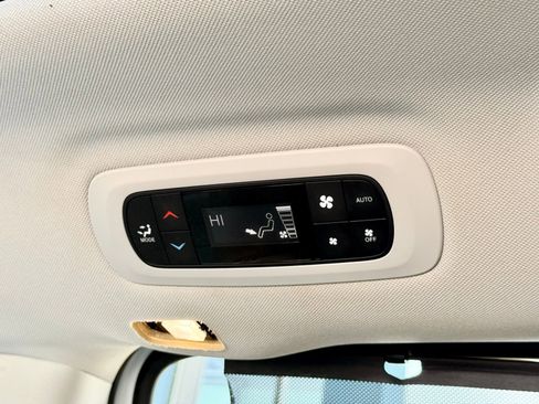 Used 2020 Chrysler Pacifica Limited image 24