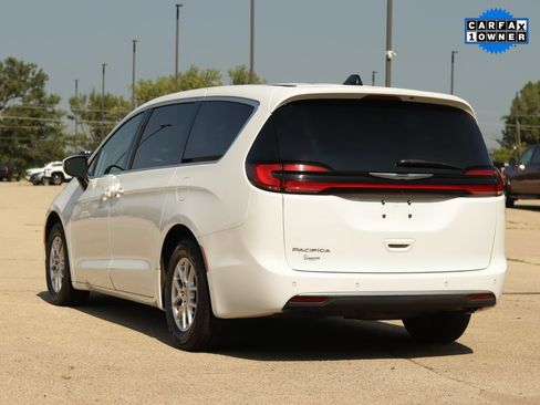 Used 2023 Chrysler Pacifica Touring-L FWD image 5