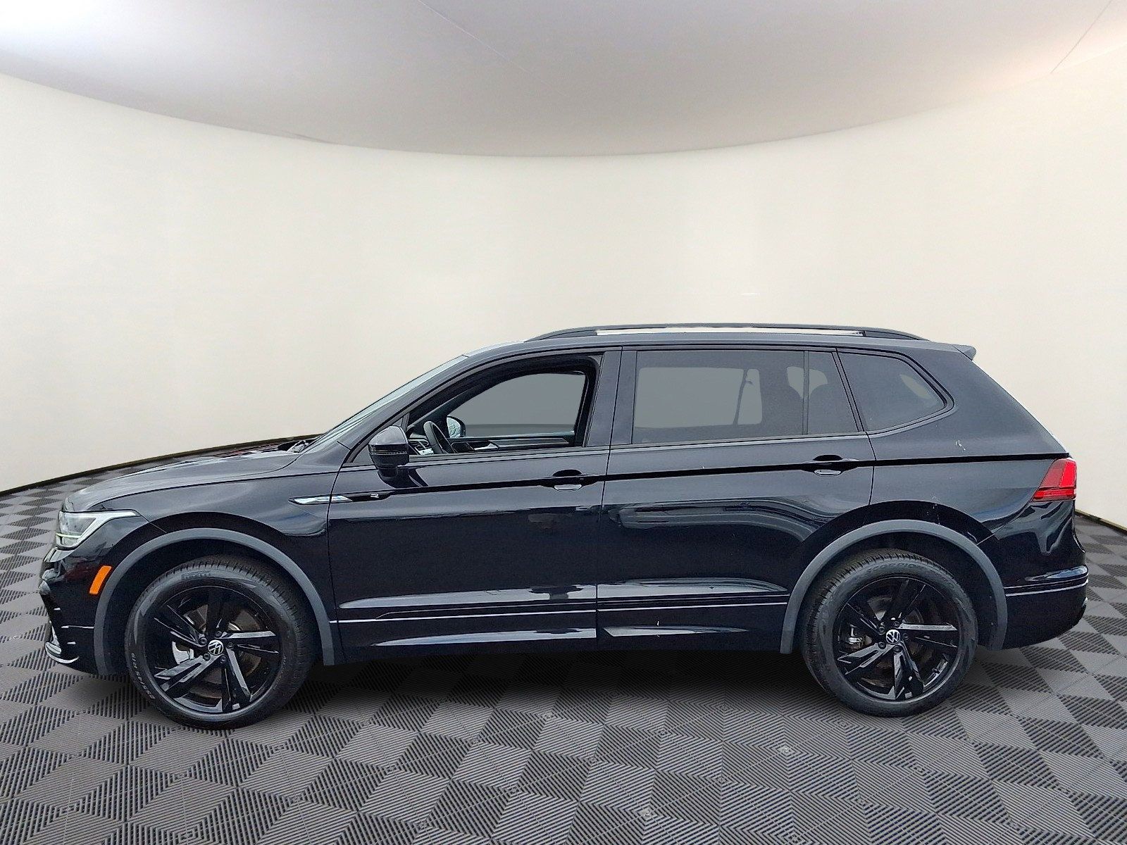 Used 2024 Volkswagen Tiguan SE R-Line AWD/4WD image 4