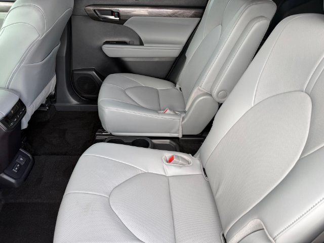 Used 2026 Toyota Highlander Limited AWD/4WD image 28