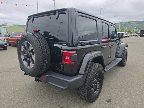 Used 2018 Jeep Wrangler Unlimited Sahara AWD/4WD image 5