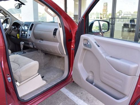 Used 2015 Nissan Frontier SV w/ SV Value Truck Package AWD/4WD image 17