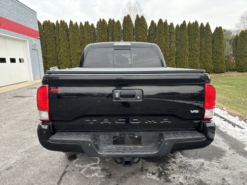Used 2017 Toyota Tacoma TRD Off-Road image 4