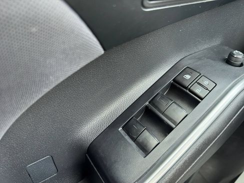 Used 2023 Toyota Highlander LE FWD image 18
