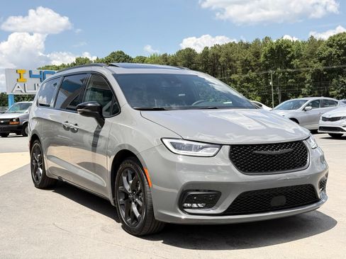 Used 2025 Chrysler Pacifica Limited FWD image 6