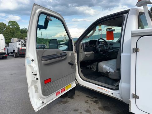 Used 2006 Ford F550 2WD Regular Cab Super Duty image 7