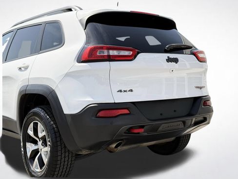 Used 2017 Jeep Cherokee Trailhawk AWD/4WD image 2