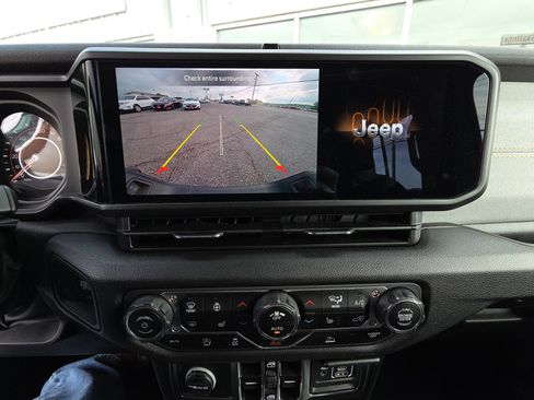 Used 2025 Jeep Gladiator Sport AWD/4WD image 11