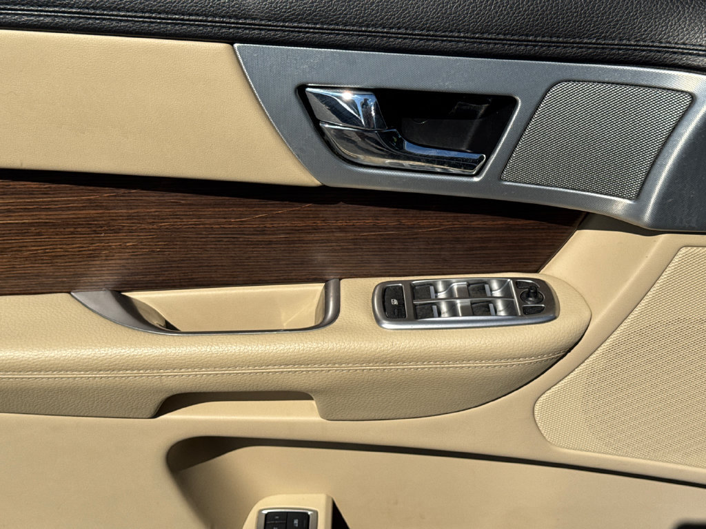 Used 2013 Jaguar XF RWD image 10