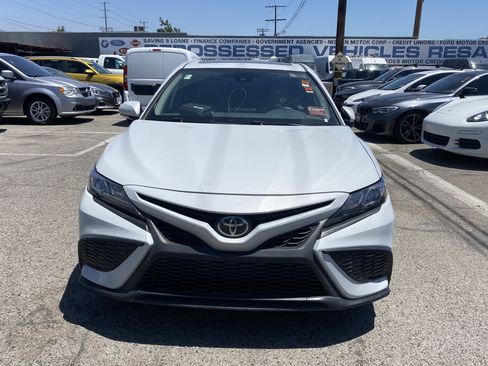Used 2022 Toyota Camry SE w/ Audio Upgrade Package FWD image 2