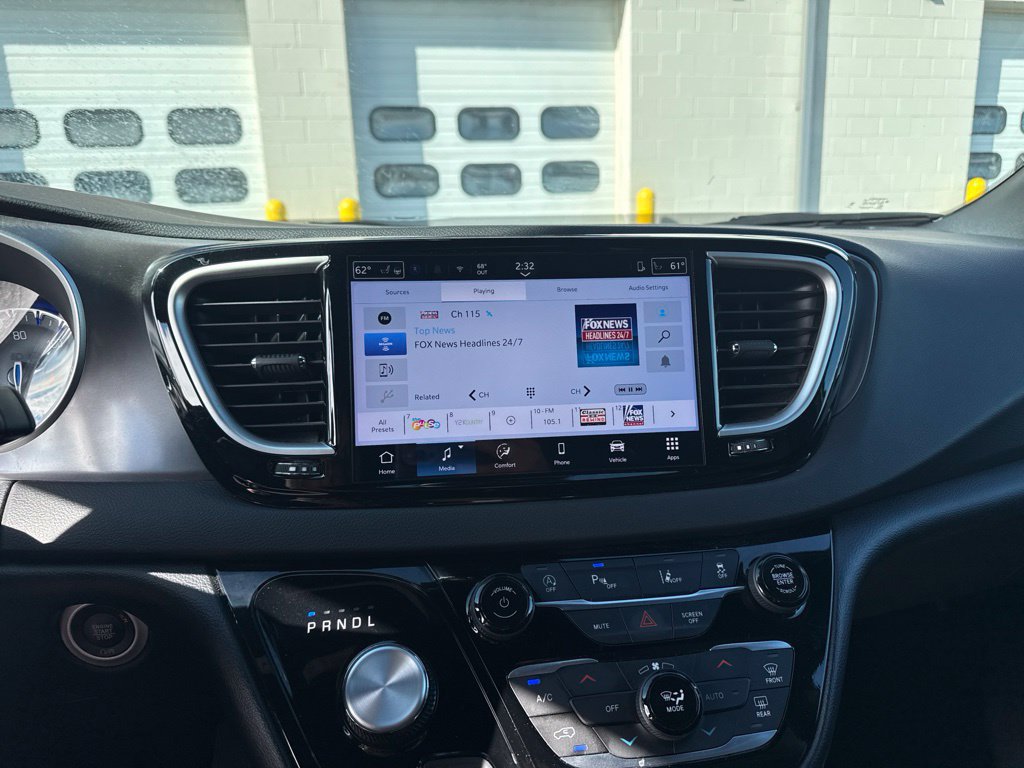 Used 2025 Chrysler Pacifica Select FWD image 12